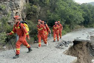 An Vĩnh Giai chụp ảnh với trợ lý giáo viên Á Á - Đồ Lôi: Rất vui được gặp lại huyền thoại